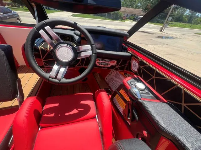 Slide: The Image of Nautique Ski Nautique 200 2025 - 12
