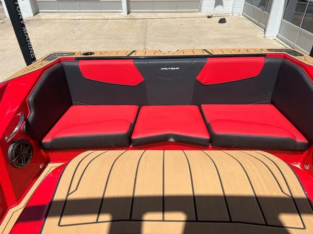 Slide: The Image of Nautique Ski Nautique 200 2025 - 13
