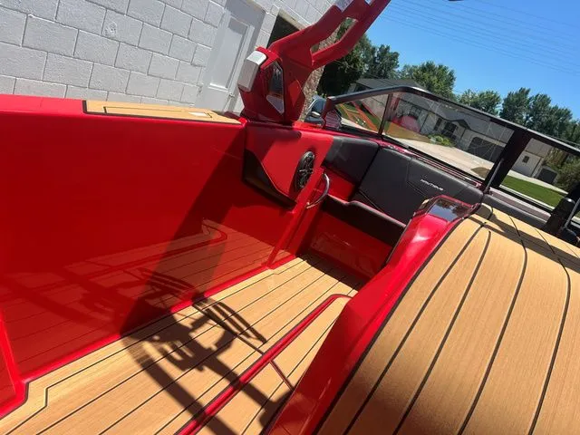 Slide: The Image of Nautique Ski Nautique 200 2025 - 14