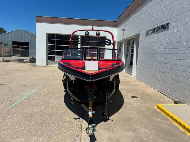 Slide: The Image of Nautique Ski Nautique 200 2025 - 5