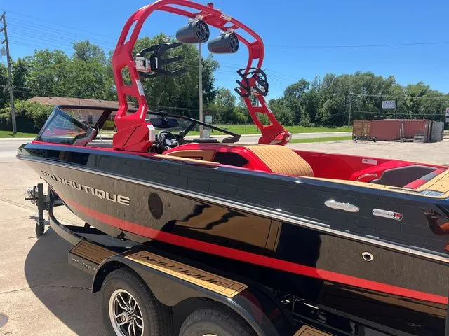 Slide: The Image of Nautique Ski Nautique 200 2025 - 6