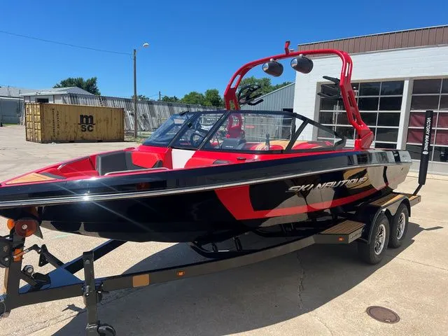Slide: The Image of Nautique Ski Nautique 200 2025 - 7
