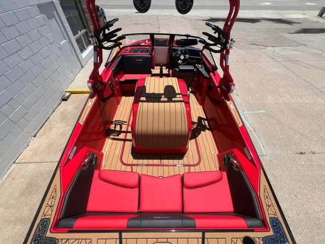 Slide: The Image of Nautique Ski Nautique 200 2025 - 8
