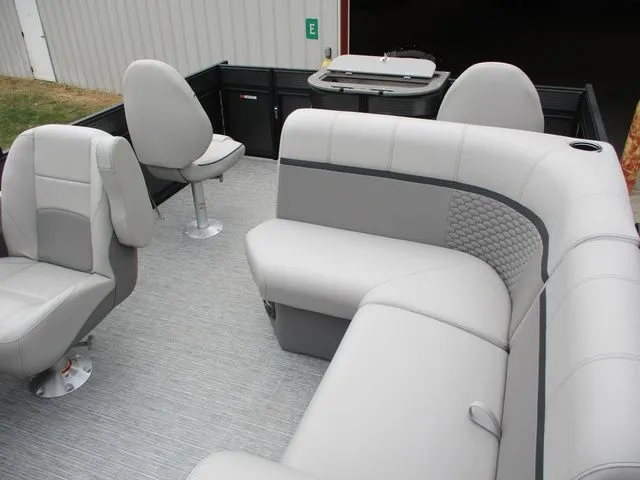 Slide: The Image of Qwest E 820 XRE Fish LT 2023 - 4