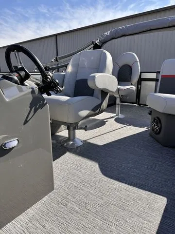 Slide: The Image of Qwest E820 XRE Cruise LT 2023 - 12