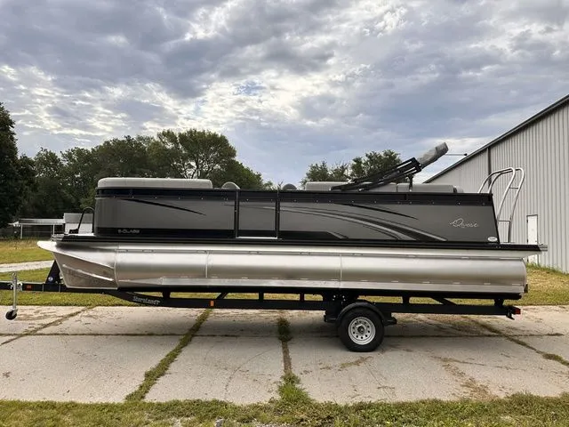 The Image of Qwest E822 Lanai LTZ 2024 - 1