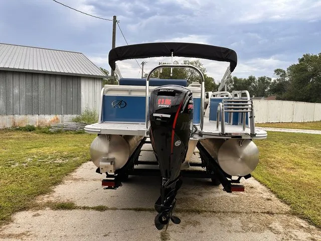 Slide: The Image of Avalon LSV Versatile Rear Lounger 2023 - 3
