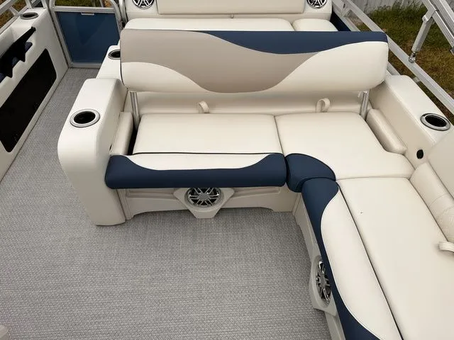 Slide: The Image of Avalon LSV Versatile Rear Lounger 2023 - 9
