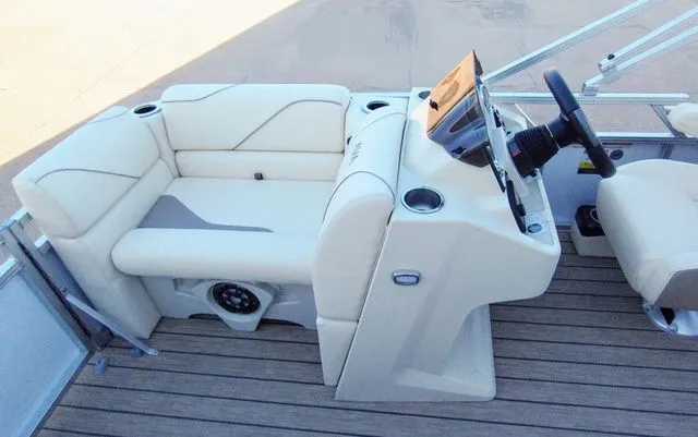 Slide: The Image of Avalon 1575 VENTURE CRUISE 2025 - 11