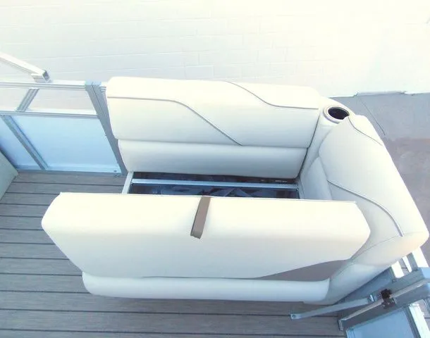 Slide: The Image of Avalon 1575 VENTURE CRUISE 2025 - 13