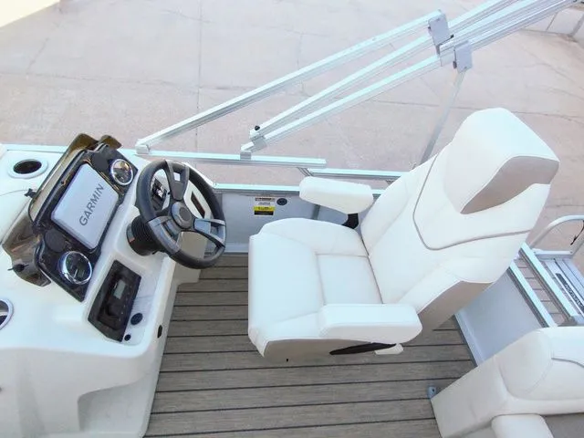 Slide: The Image of Avalon 1575 VENTURE CRUISE 2025 - 5