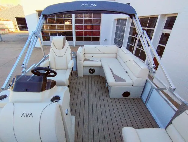Slide: The Image of Avalon 1575 VENTURE CRUISE 2025 - 7