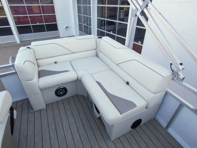 Slide: The Image of Avalon 1575 VENTURE CRUISE 2025 - 8