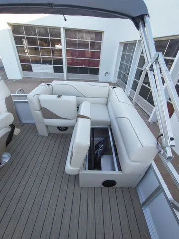 Slide: The Image of Avalon 1575 VENTURE CRUISE 2025 - 9