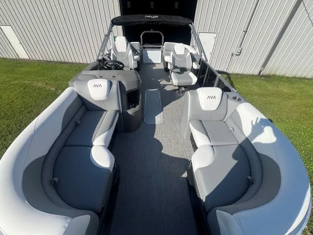 Slide: The Image of Avalon LSZ 2185 QL Tri-Toon 2025 - 10