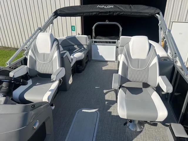 Slide: The Image of Avalon LSZ 2185 QL Tri-Toon 2025 - 15