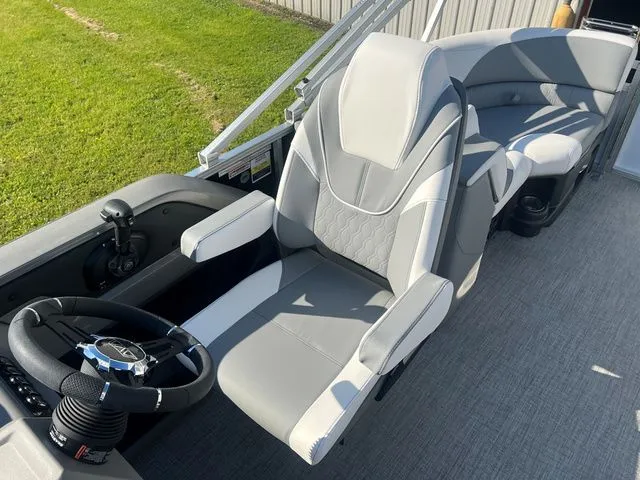 Slide: The Image of Avalon LSZ 2185 QL Tri-Toon 2025 - 16