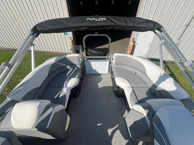 Slide: The Image of Avalon LSZ 2185 QL Tri-Toon 2025 - 17
