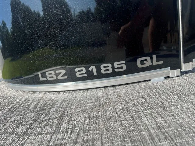 Slide: The Image of Avalon LSZ 2185 QL Tri-Toon 2025 - 8