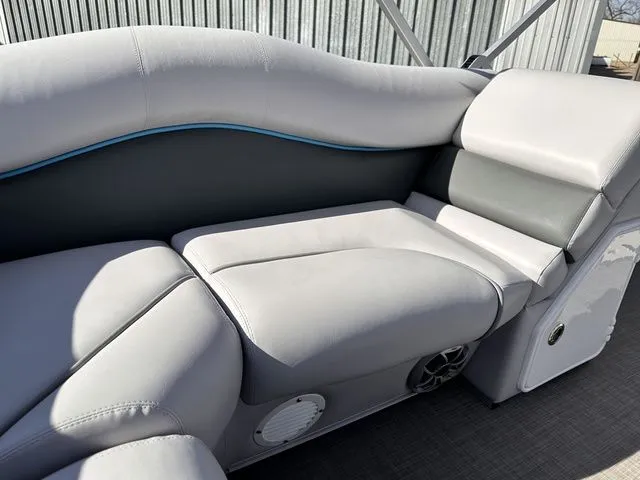 Slide: The Image of PlayCraft Infinity 2400 Tritoon 2023 - 11