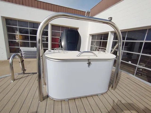 Slide: The Image of Avalon Catalina Versatile Rear Bench 2023 - 23