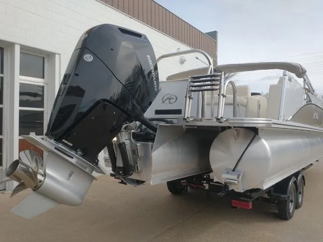 Slide: The Image of Avalon Catalina Versatile Rear Bench 2023 - 6