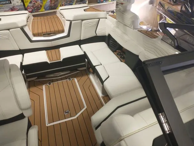 Slide: The Image of Nautique Super Air G21 2025 - 6