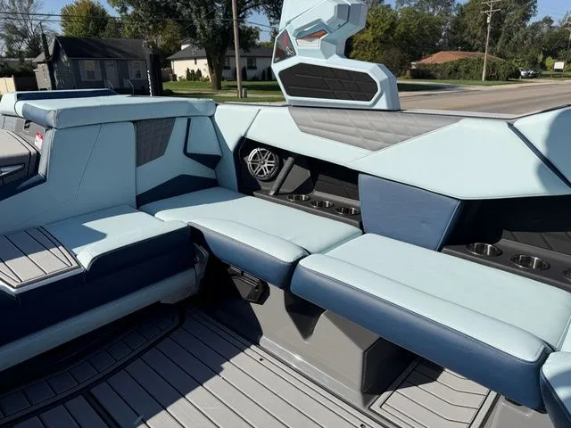 Slide: The Image of Nautique Super Air S21 2026 - 16