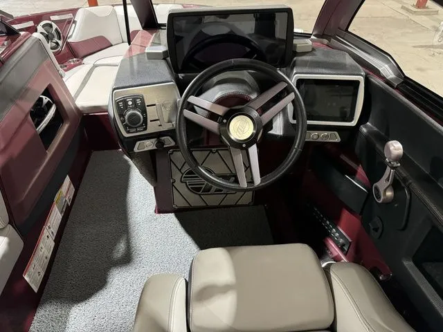 Slide: The Image of Malibu Wakesetter 2018 - 10