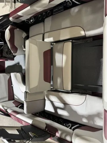 Slide: The Image of Malibu Wakesetter 2018 - 13