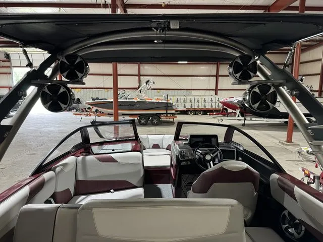 Slide: The Image of Malibu Wakesetter 2018 - 14