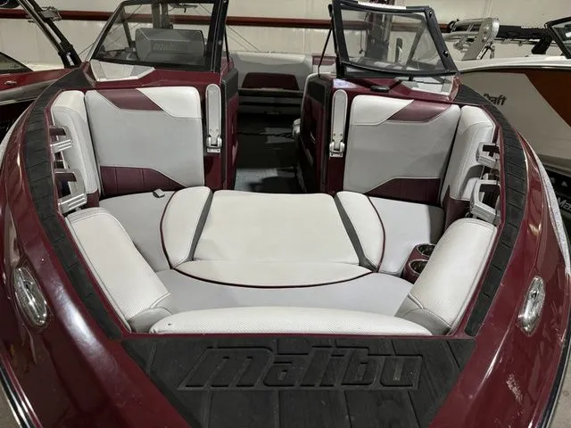 Slide: The Image of Malibu Wakesetter 2018 - 6