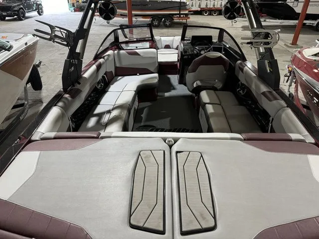 Slide: The Image of Malibu Wakesetter 2018 - 8