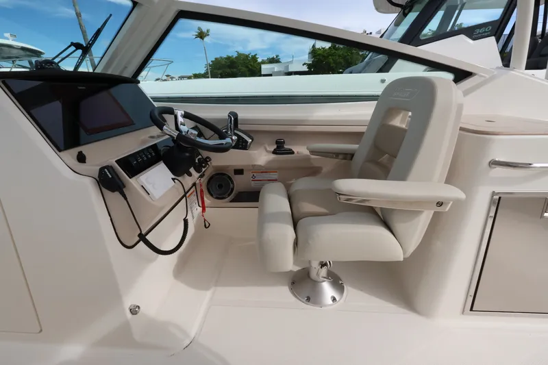 Slide: The Image of Boston Whaler 280 Vantage 2027 - 18