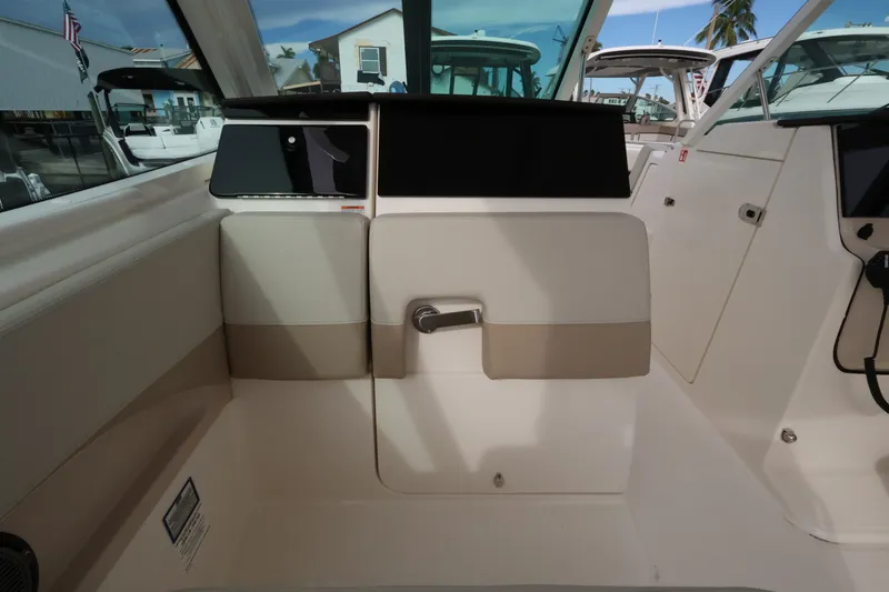 Slide: The Image of Boston Whaler 280 Vantage 2027 - 24