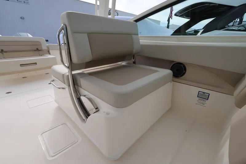Slide: The Image of Boston Whaler 280 Vantage 2027 - 15