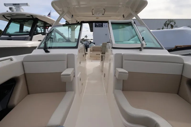 Slide: The Image of Boston Whaler 280 Vantage 2027 - 33