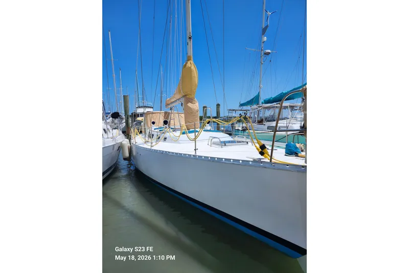 Slide: The Image of 1986 Beneteau Idylle 15.50 sailboat docked in marina under clear blue sky. - 31