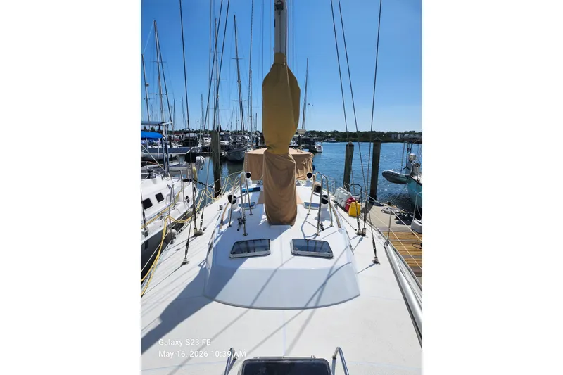 Slide: The Image of 1986 Beneteau Idylle 15.50 sailboat docked at marina under clear blue sky. - 32