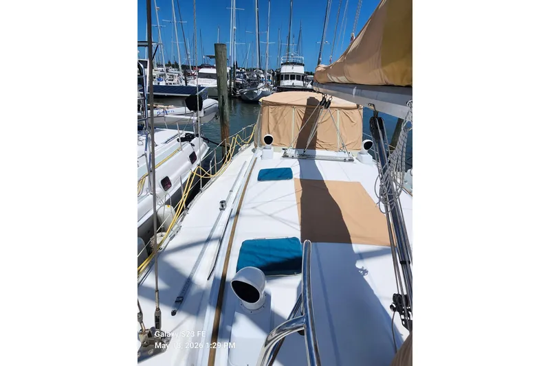 Slide: The Image of 1986 Beneteau Idylle 15.50 sailboat docked in a marina, sunny day. - 33