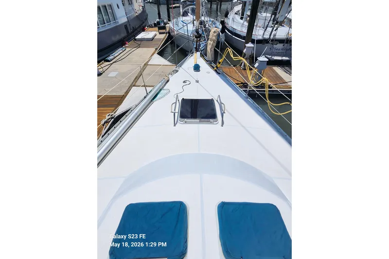 Slide: The Image of 1986 Beneteau Idylle 15.50 yacht deck view at marina. - 34