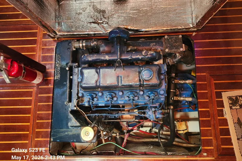 Slide: The Image of Engine compartment of a 1986 Beneteau Idylle 15.50 sailboat, featuring a blue marine engine. - 41