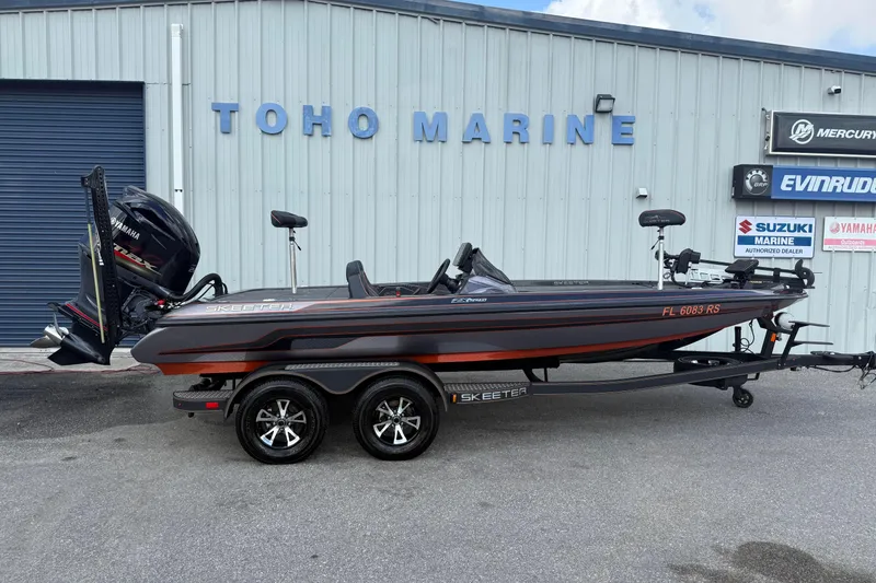 The Image of 2019 Skeeter ZX225 bass boat parked at Toho Marine dealership. - 1