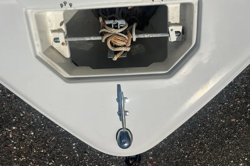Slide: The Image of Bow anchor compartment of a 2007 NauticStar 2000XSDC Offshore boat. - 2