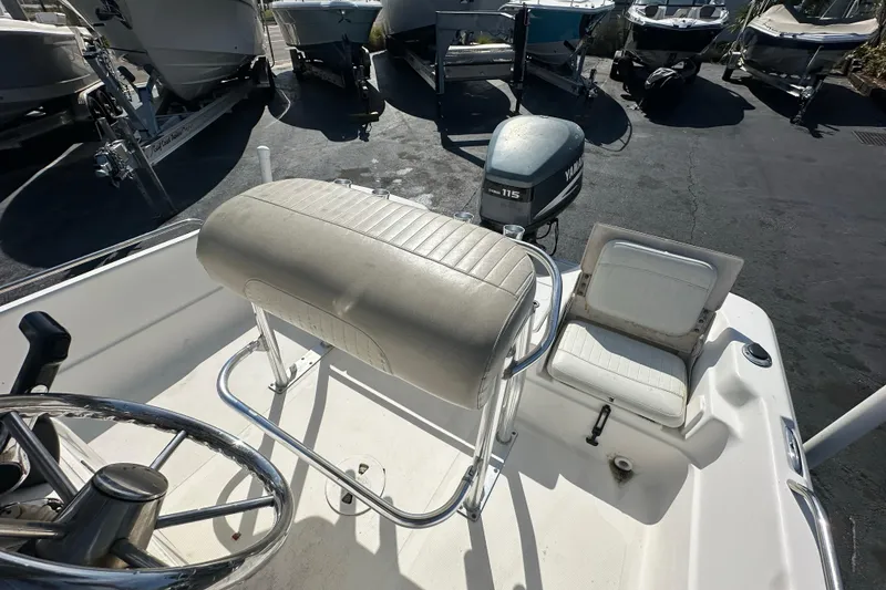 Slide: The Image of 2005 NauticStar 1900 NauticBay boat interior with seating and Yamaha 115 outboard motor. - 14