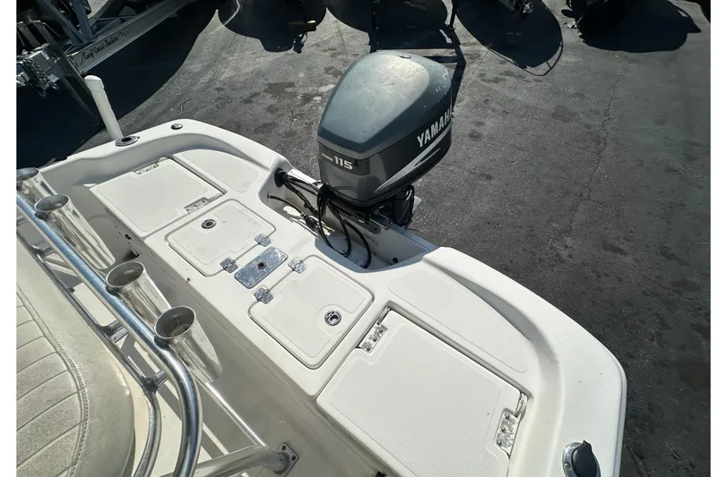 Slide: The Image of 2005 NauticStar 1900 NauticBay boat with Yamaha 115 outboard motor. - 16