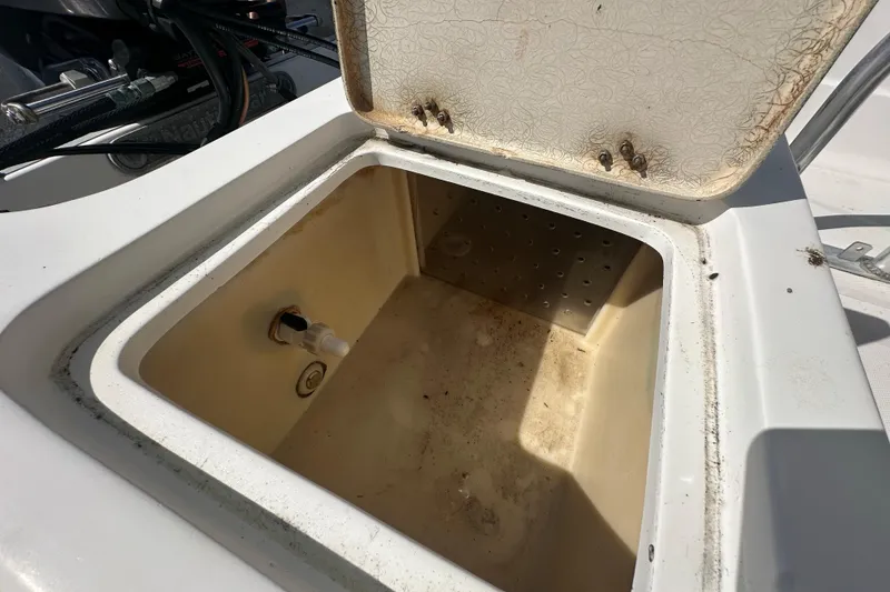 Slide: The Image of Open storage compartment on 2005 NauticStar 1900 NauticBay boat. - 17