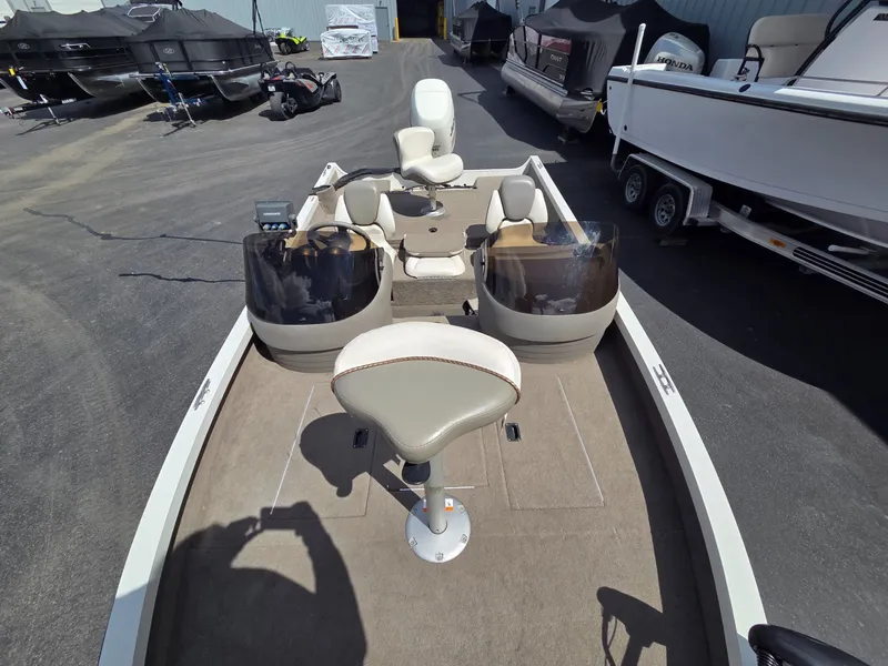 Slide: The Image of 2004 Crestliner CMV 1750 boat with seating and console. - 11