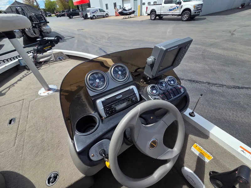 Slide: The Image of Crestliner CMV 1750 2004 dashboard with instruments and GPS. - 19