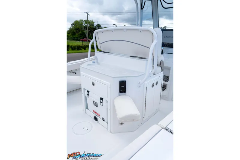 Slide: The Image of 2026 Sea Hunt Ultra 265 SE boat interior with Yamaha cooler and seating. - 6